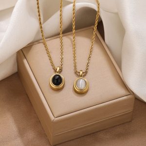 Cross-border retro cat's eye oval pendant necklace, niche, versatile, simple design, sweater collarbone chain, layered.